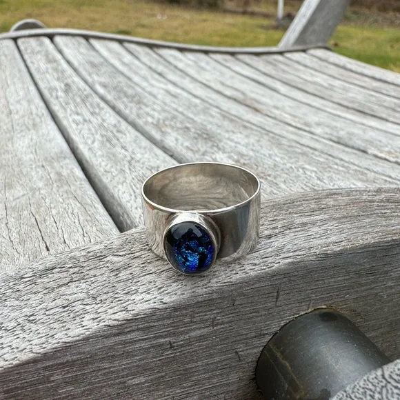Handcrafted sterling silver and dichroic glass cabochon ring - Picture 6 of 10